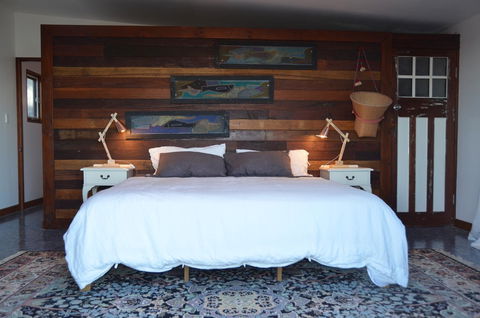 Of Stone & Wood Guesthouse - Mackay Tourism 11