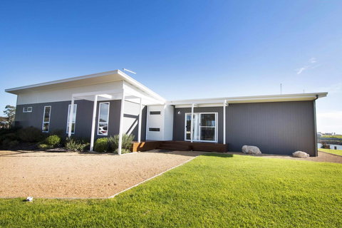 Villa Serra - Mackay Tourism 0