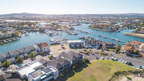 Mariners Cay Apartment - Mackay Tourism 1