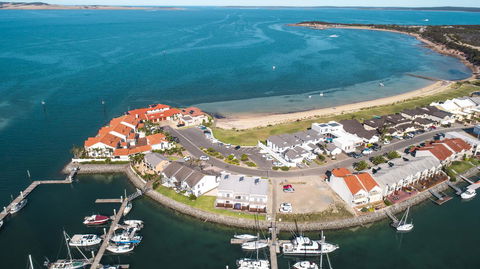Mariners Cay Apartment - Mackay Tourism 0