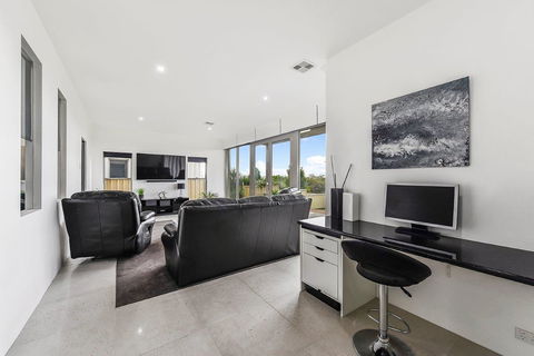 KENNEDY EXECUTIVE TOWNHOUSE - Mackay Tourism 16