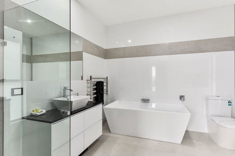 KENNEDY EXECUTIVE TOWNHOUSE - Mackay Tourism 1