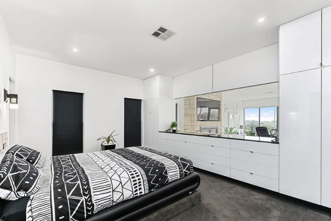 KENNEDY EXECUTIVE TOWNHOUSE - Mackay Tourism 11