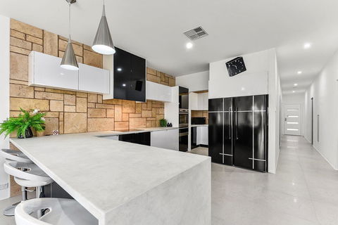KENNEDY EXECUTIVE TOWNHOUSE - Mackay Tourism 12