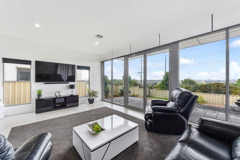 KENNEDY EXECUTIVE TOWNHOUSE - Mackay Tourism 18