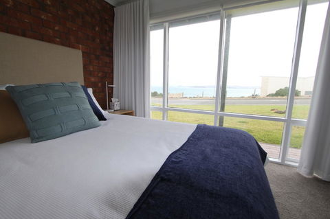 Southern Sands\' Beachfront Apartment - Mackay Tourism 12