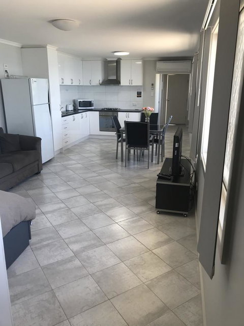 Beachside & Jetty View Apartment 6 - Captain\'s Apt - Mackay Tourism 4