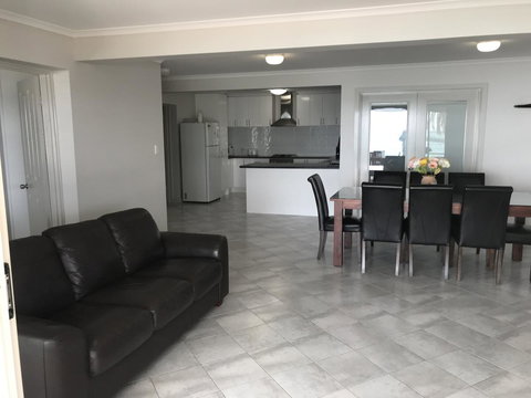 Beachside & Jetty View Apartment 6 - Captain\'s Apt - Mackay Tourism 32