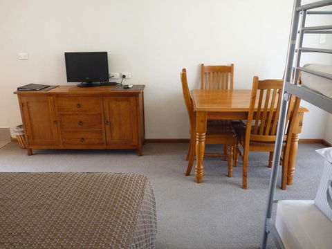 Coonawarra Motor Lodge - Mackay Tourism 12