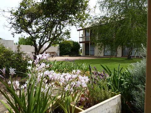 Coonawarra Motor Lodge - Mackay Tourism 0