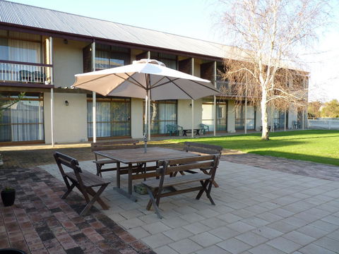 Coonawarra Motor Lodge - Mackay Tourism 3