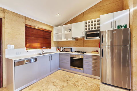 Eight Willows Retreat - Mackay Tourism 2