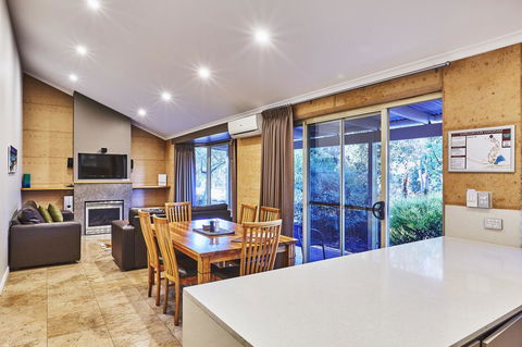 Eight Willows Retreat - Mackay Tourism 11