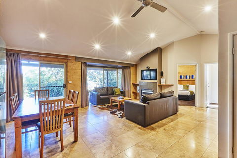 Eight Willows Retreat - Mackay Tourism 12