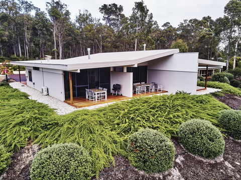 Eight Willows Retreat - Mackay Tourism 24