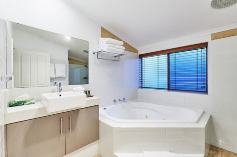 Eight Willows Retreat - Mackay Tourism 17