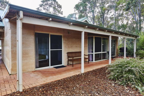 Eight Willows Retreat - Mackay Tourism 25