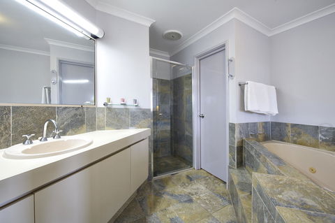 Abbey Beach Resort - Mackay Tourism 19