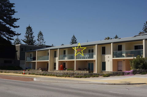 Cottesloe Beachfront Ocean View Apartment - Mackay Tourism 1