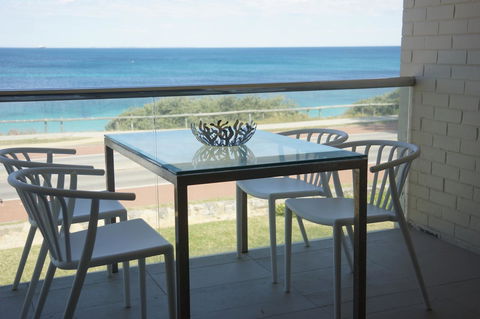 Cottesloe Beachfront Ocean View Apartment - Mackay Tourism 5