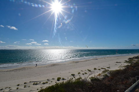 Cottesloe Beachfront Ocean View Apartment - Mackay Tourism 8