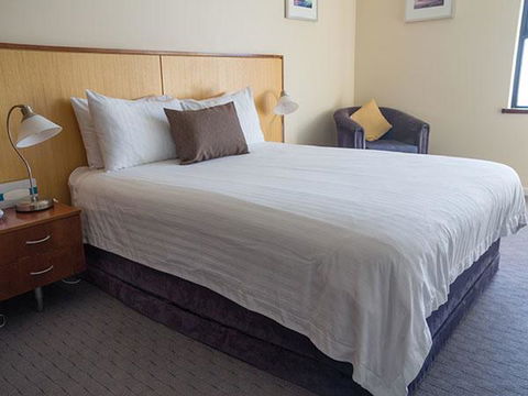 Ocean Beach Hotel - Mackay Tourism 0