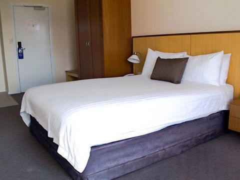 Ocean Beach Hotel - Mackay Tourism 2