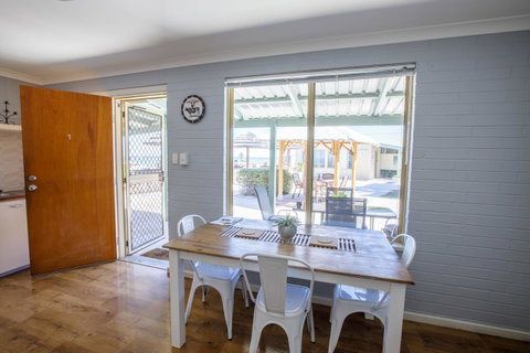 Shark Bay Seafront Apartments - Mackay Tourism 3