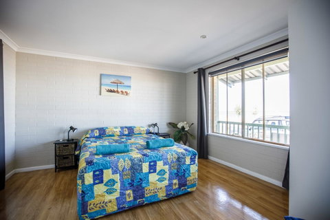 Shark Bay Seafront Apartments - Mackay Tourism 31