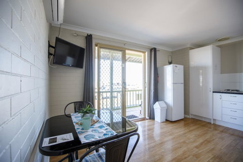 Shark Bay Seafront Apartments - Mackay Tourism 23