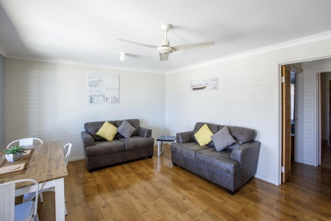 Shark Bay Seafront Apartments - Mackay Tourism 14