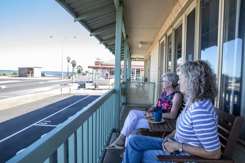 Shark Bay Seafront Apartments - Mackay Tourism 19