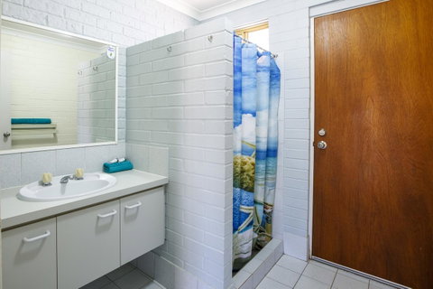 Shark Bay Seafront Apartments - Mackay Tourism 10