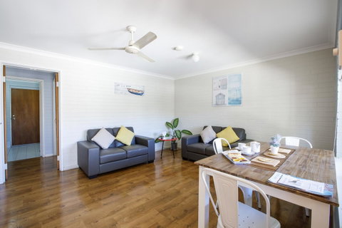 Shark Bay Seafront Apartments - Mackay Tourism 41