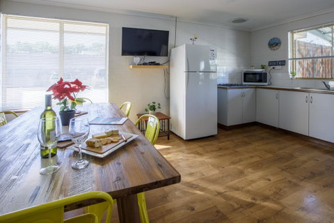 Shark Bay Seafront Apartments - Mackay Tourism 37