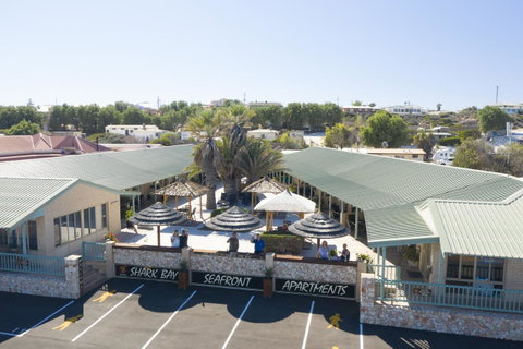 Shark Bay Seafront Apartments - Mackay Tourism 24