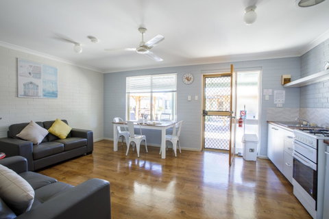 Shark Bay Seafront Apartments - Mackay Tourism 12