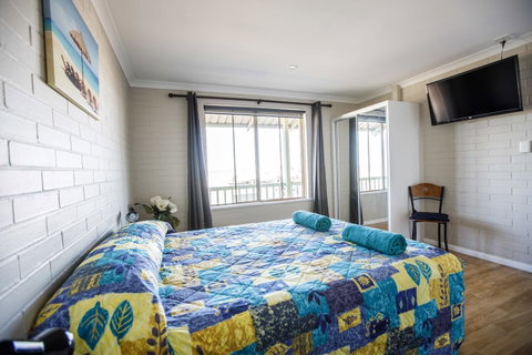 Shark Bay Seafront Apartments - Mackay Tourism 4