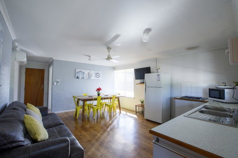 Shark Bay Seafront Apartments - Mackay Tourism 39