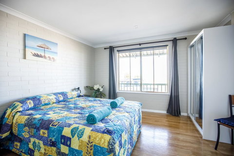 Shark Bay Seafront Apartments - Mackay Tourism 29