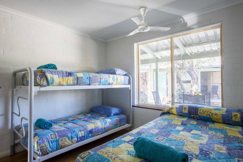 Shark Bay Seafront Apartments - Mackay Tourism 28
