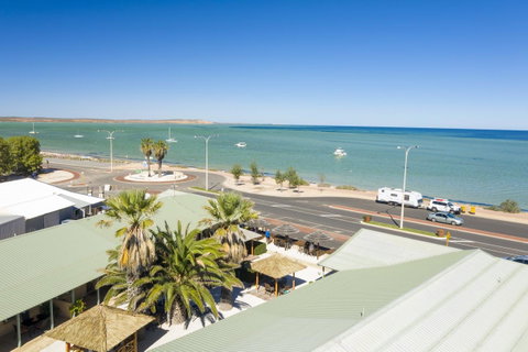 Shark Bay Seafront Apartments - Mackay Tourism 26