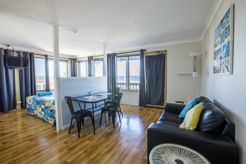 Shark Bay Seafront Apartments - Mackay Tourism 34