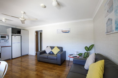 Shark Bay Seafront Apartments - Mackay Tourism 8