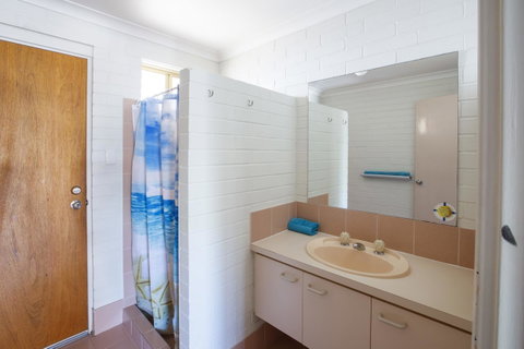 Shark Bay Seafront Apartments - Mackay Tourism 13