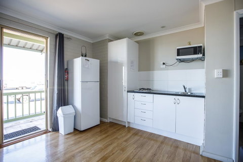 Shark Bay Seafront Apartments - Mackay Tourism 5