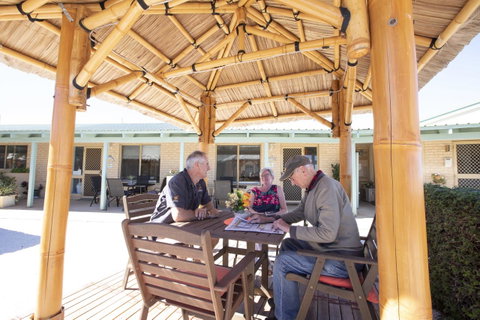Shark Bay Seafront Apartments - Mackay Tourism 25