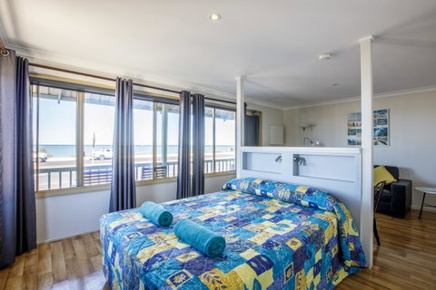 Shark Bay Seafront Apartments - Mackay Tourism 16