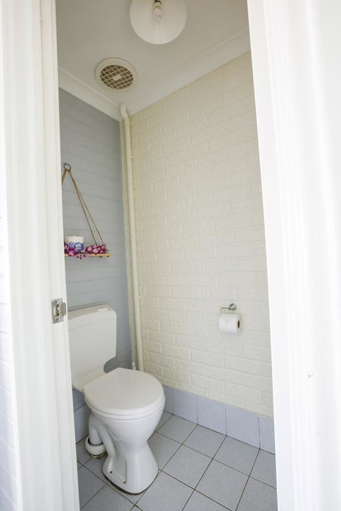 Shark Bay Seafront Apartments - Mackay Tourism 7