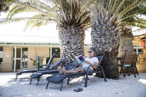 Shark Bay Seafront Apartments - Mackay Tourism 22